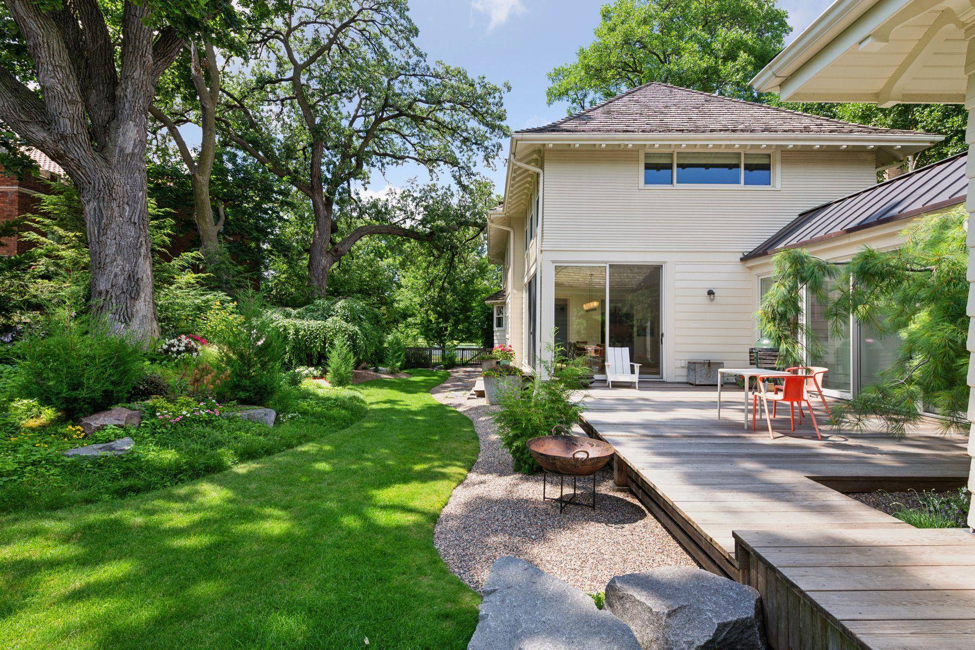 2225 E Lake Of The Isles Pkwy, Minneapolis, MN 55405