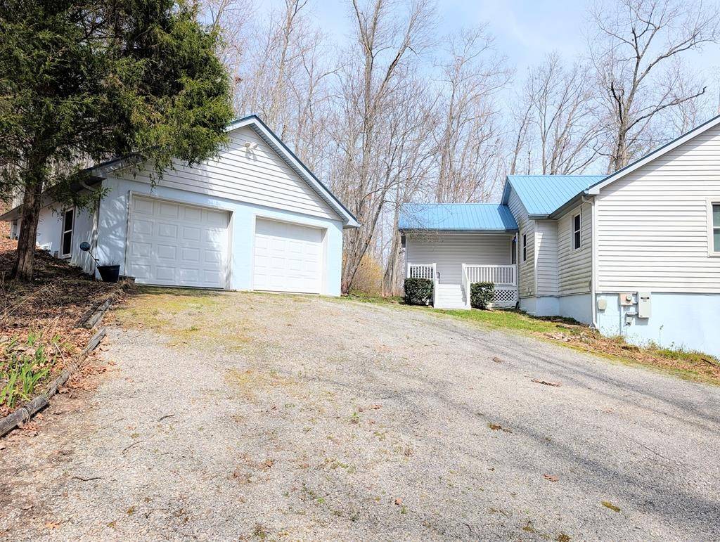 446 E Cove Rd, Monterey, TN 38574
