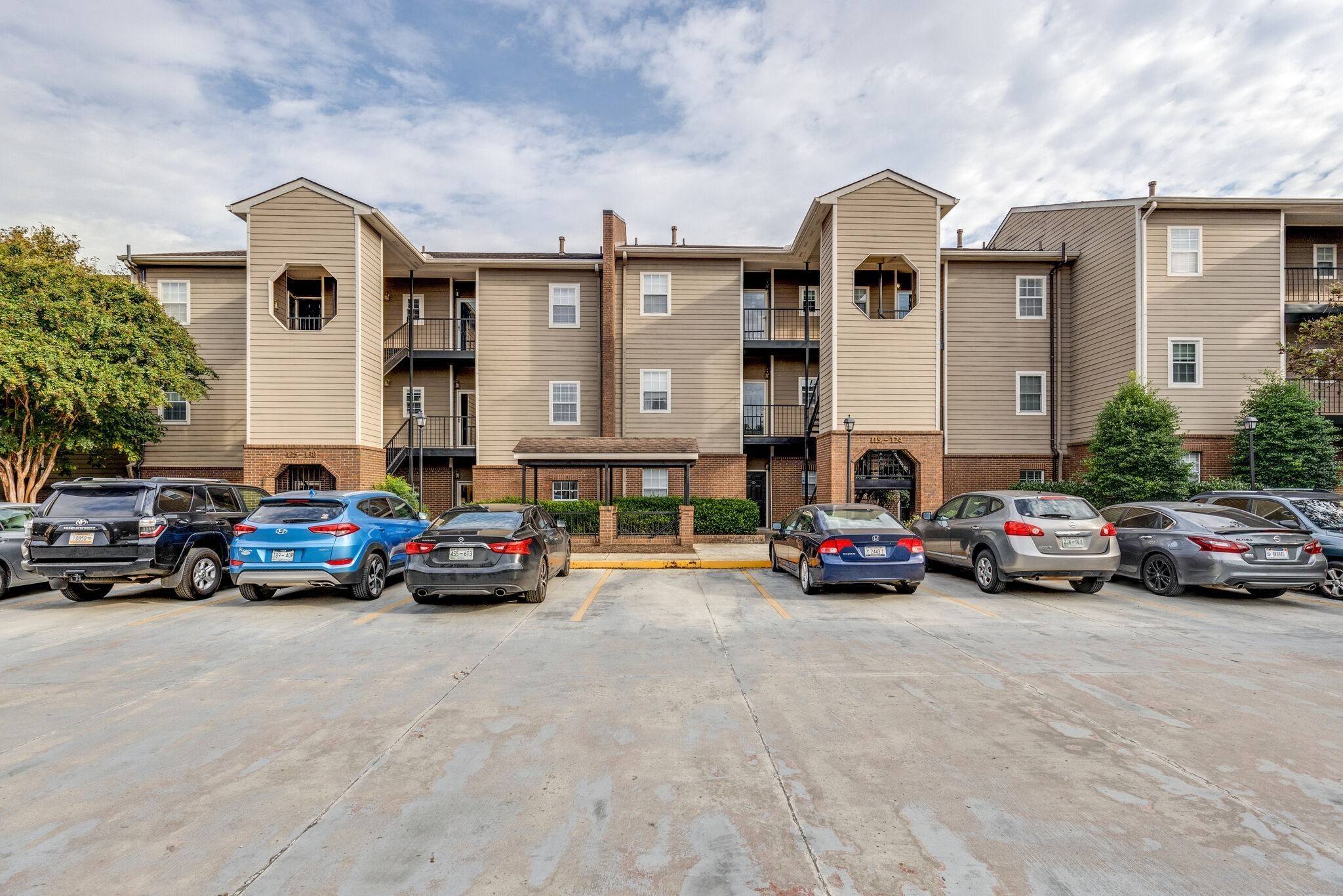 120 W End Pl, Nashville, TN 37205