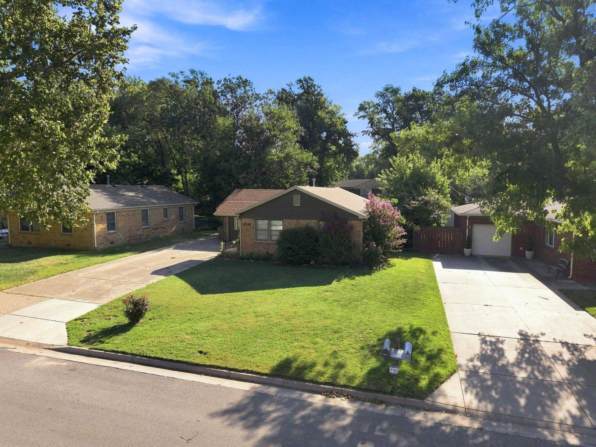 1220 N Lakeview Drive, Derby, KS 67037