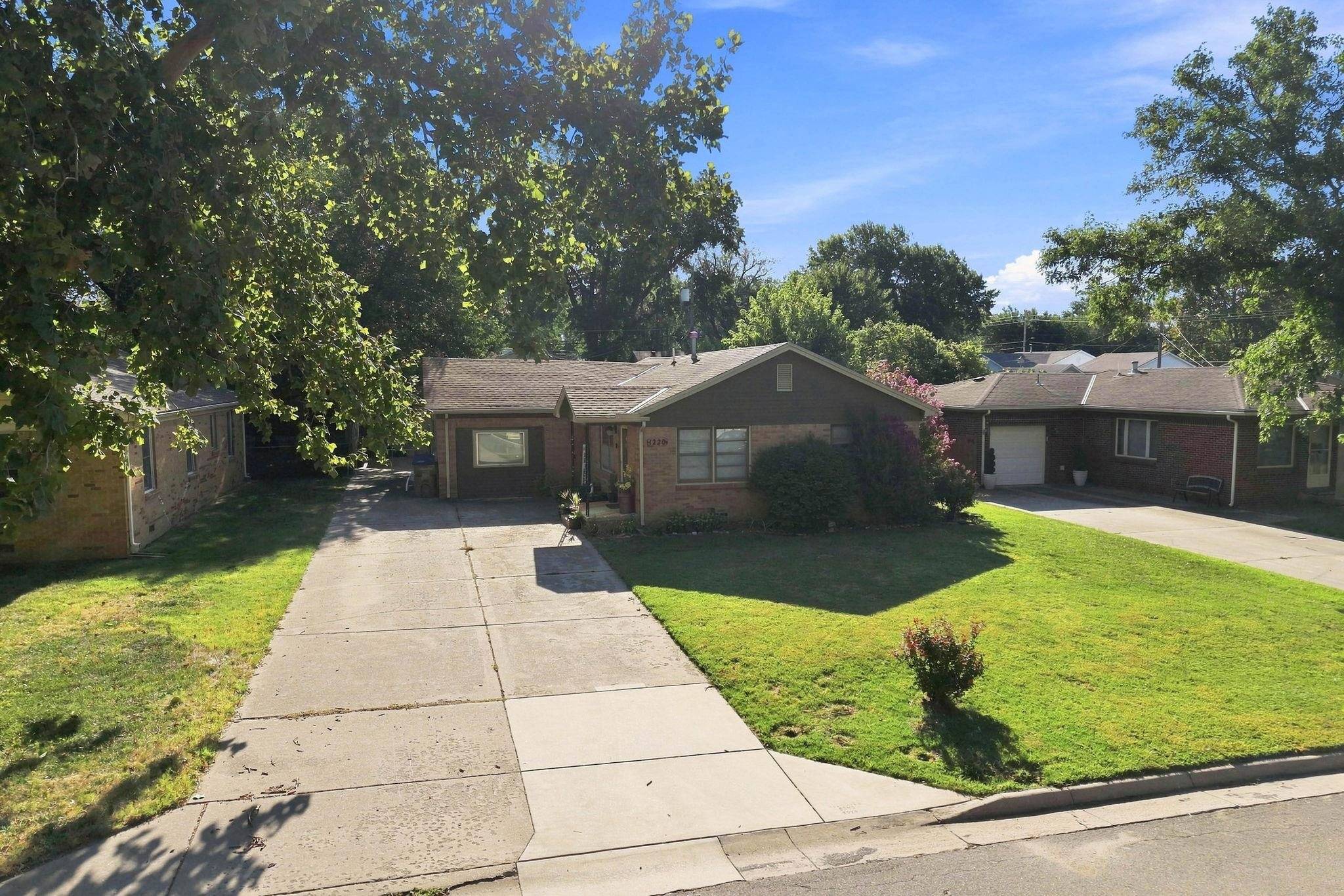 1220 N Lakeview Drive, Derby, KS 67037