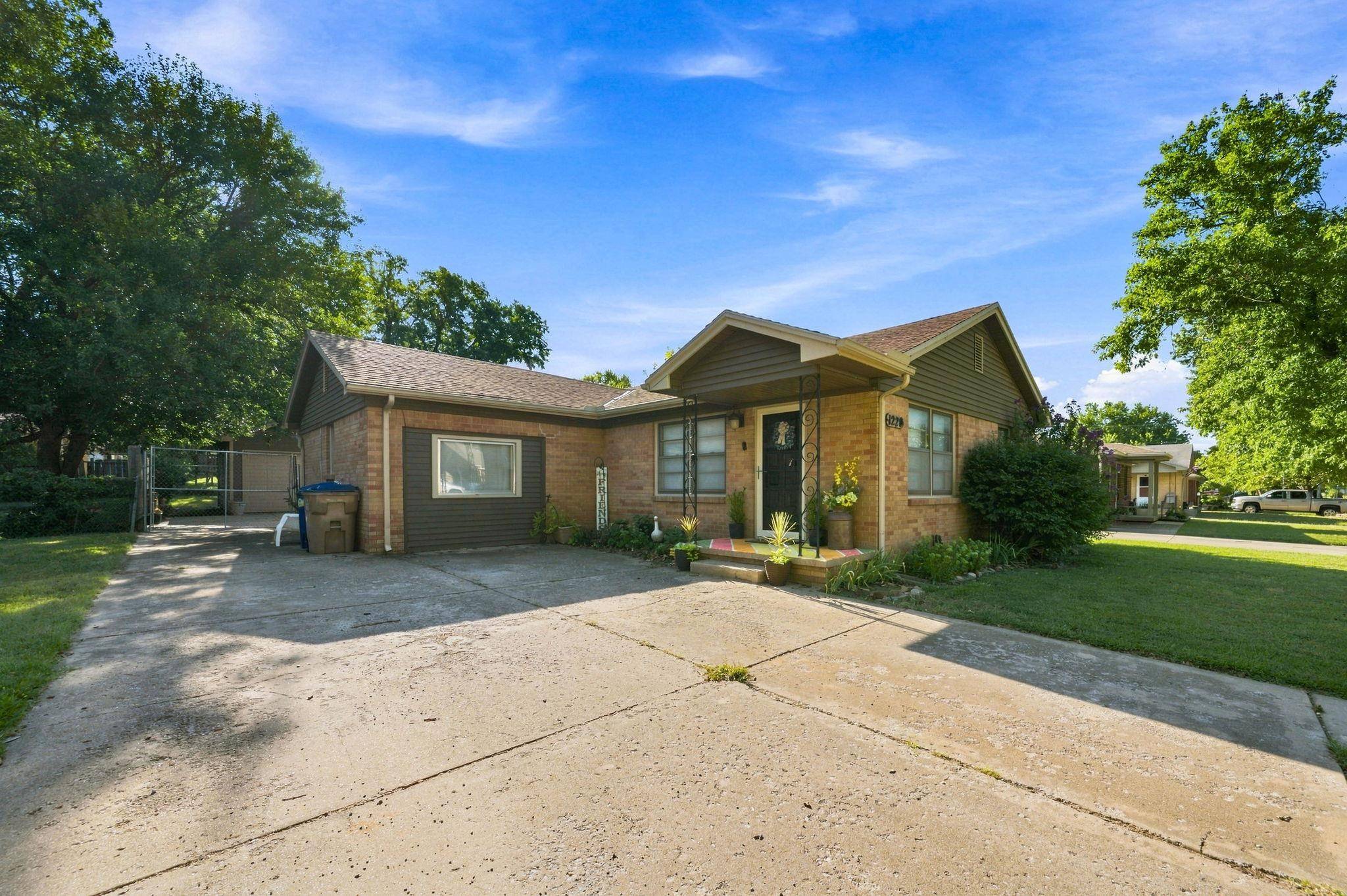 1220 N Lakeview Drive, Derby, KS 67037