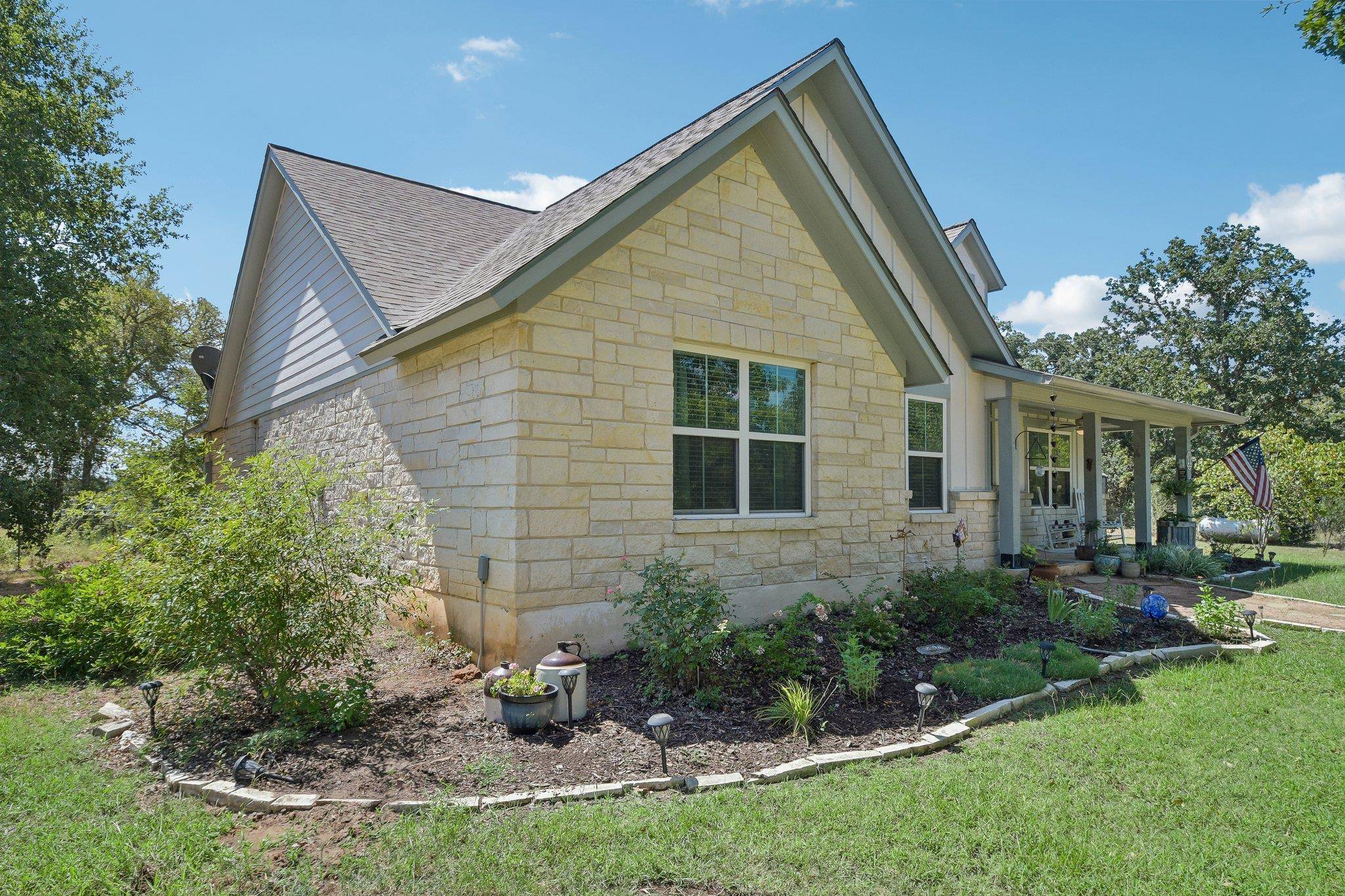 596 Pleasant Grove LOOP, Elgin, TX 78621
