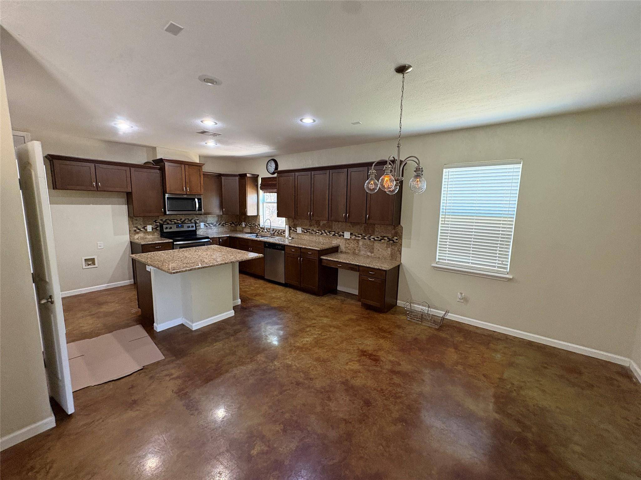 841 Scenic CIR, Dripping Springs, TX 78620