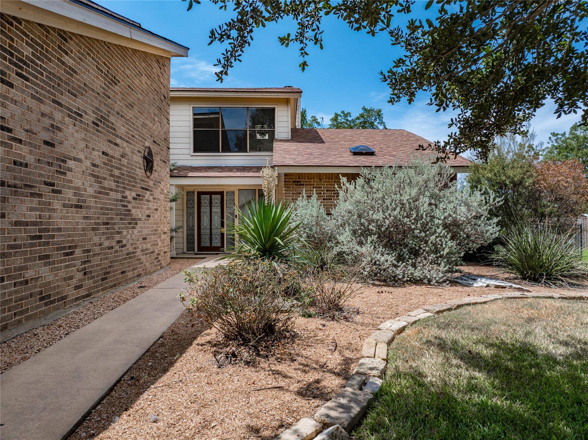 640 S College ST, La Grange, TX 78945