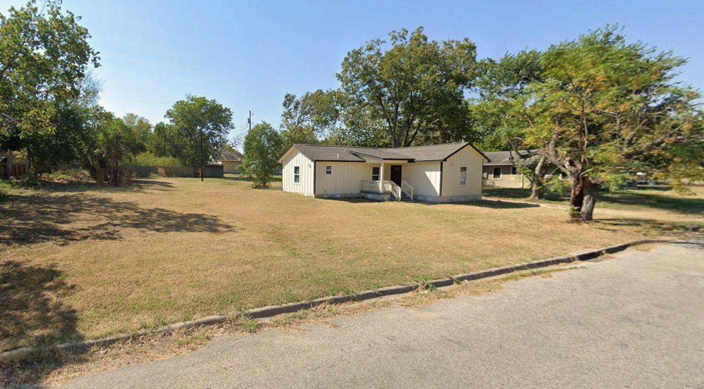 904 Austin ST E, Luling, TX 78648