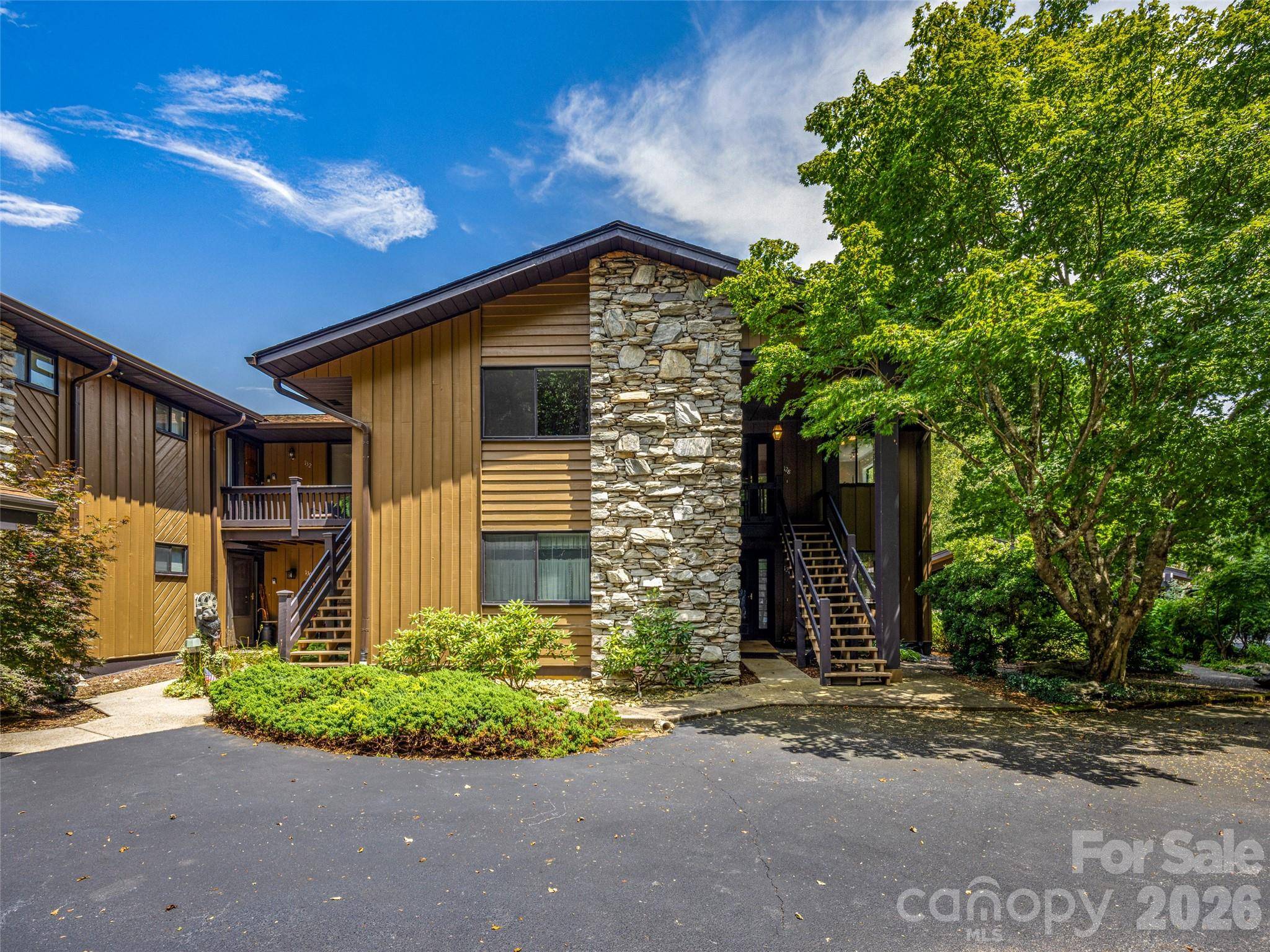 128 Country Ridge RD, Hendersonville, NC 28739