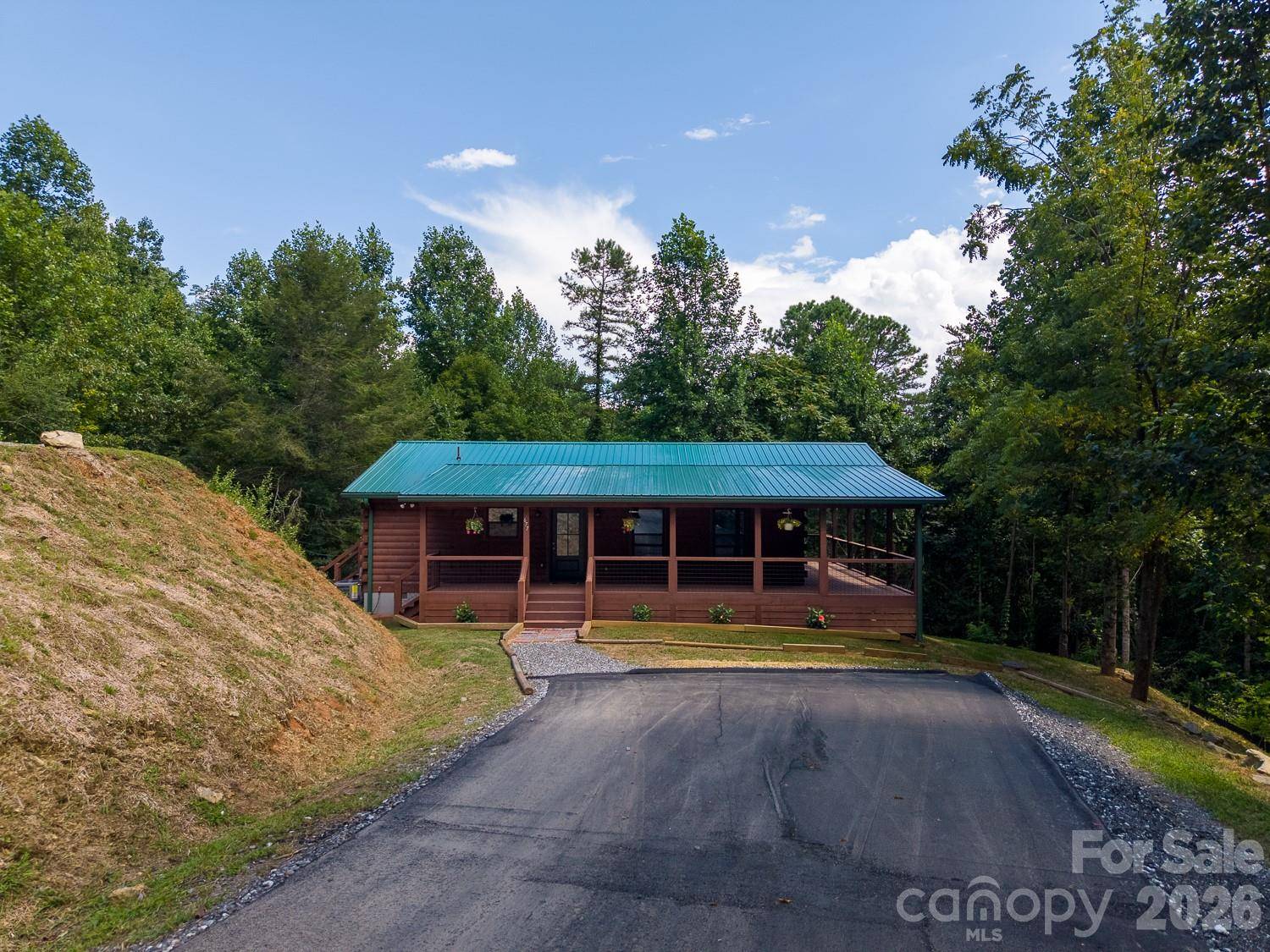 677 Ridgetop CIR, Whittier, NC 28789