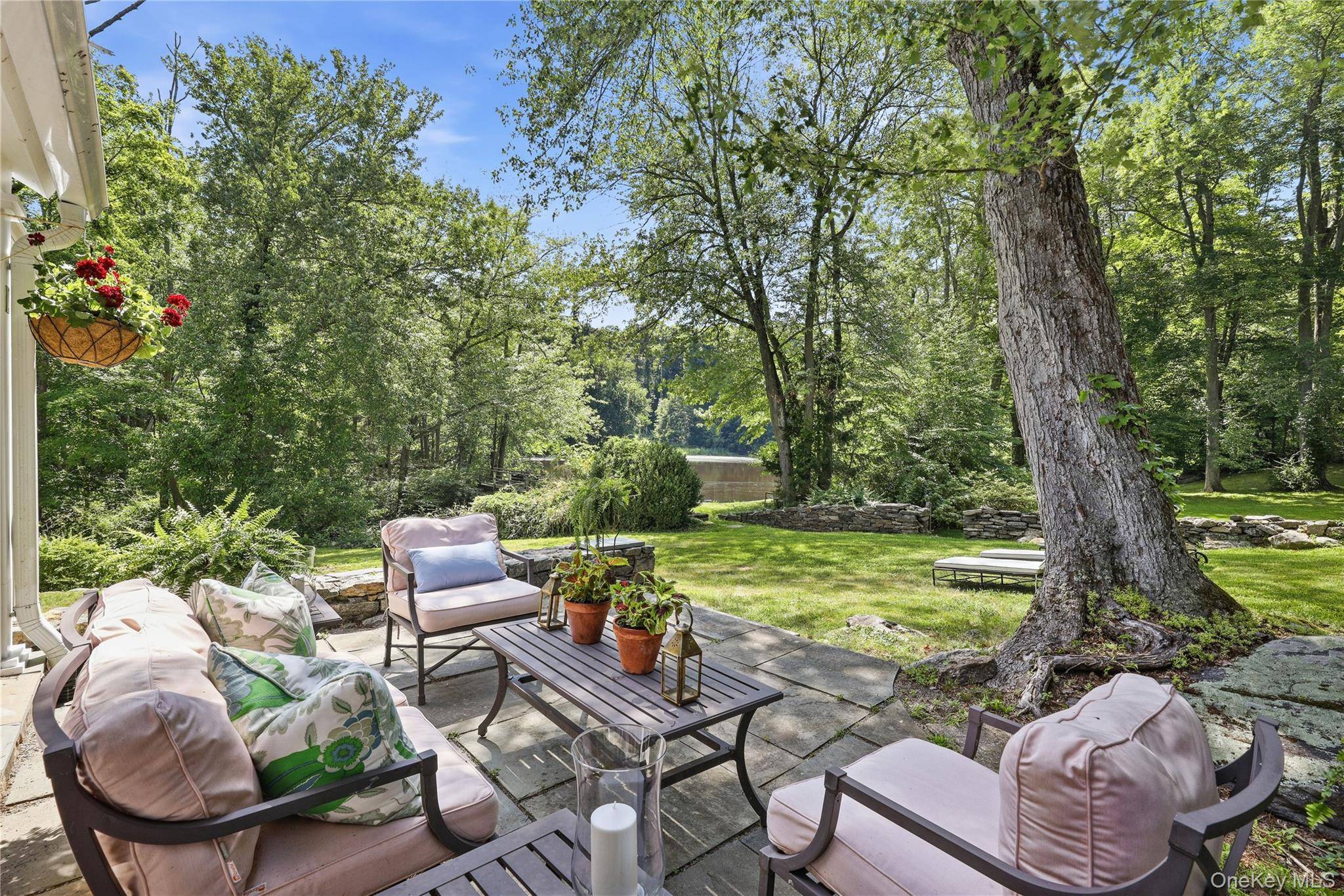 18 Salem RD, Pound Ridge, NY 10576