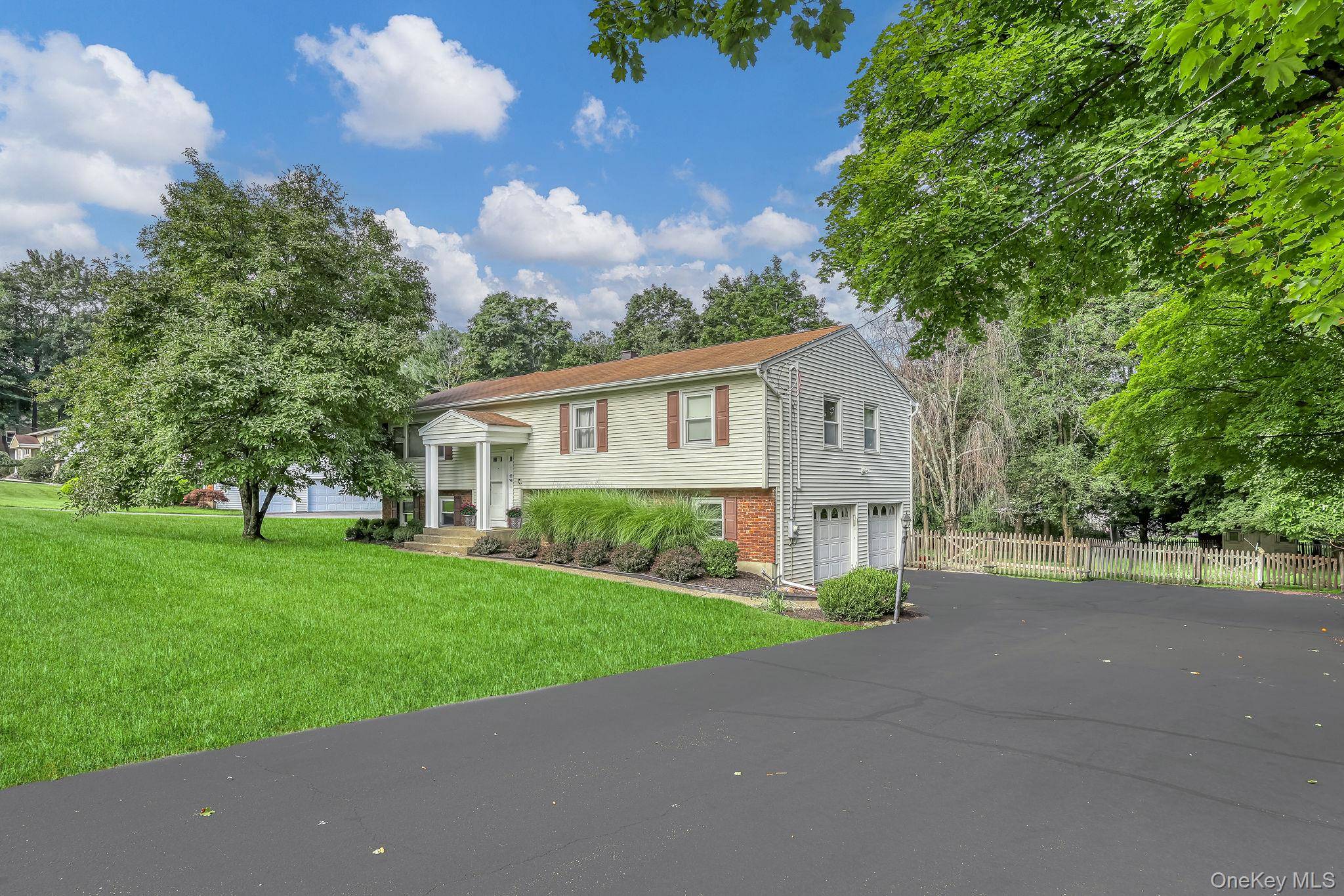 17 Cragmere RD, Suffern, NY 10901