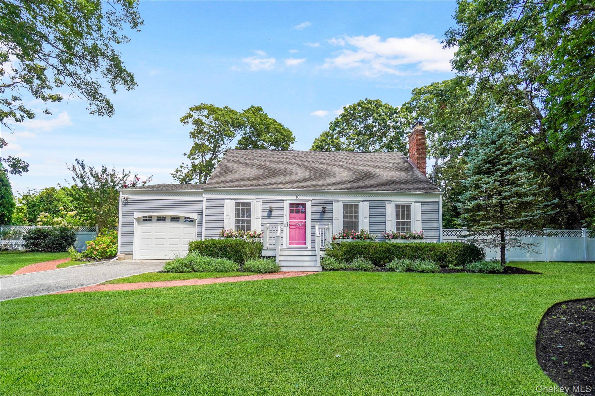 10 Tall Oak LN, Remsenburg, NY 11960