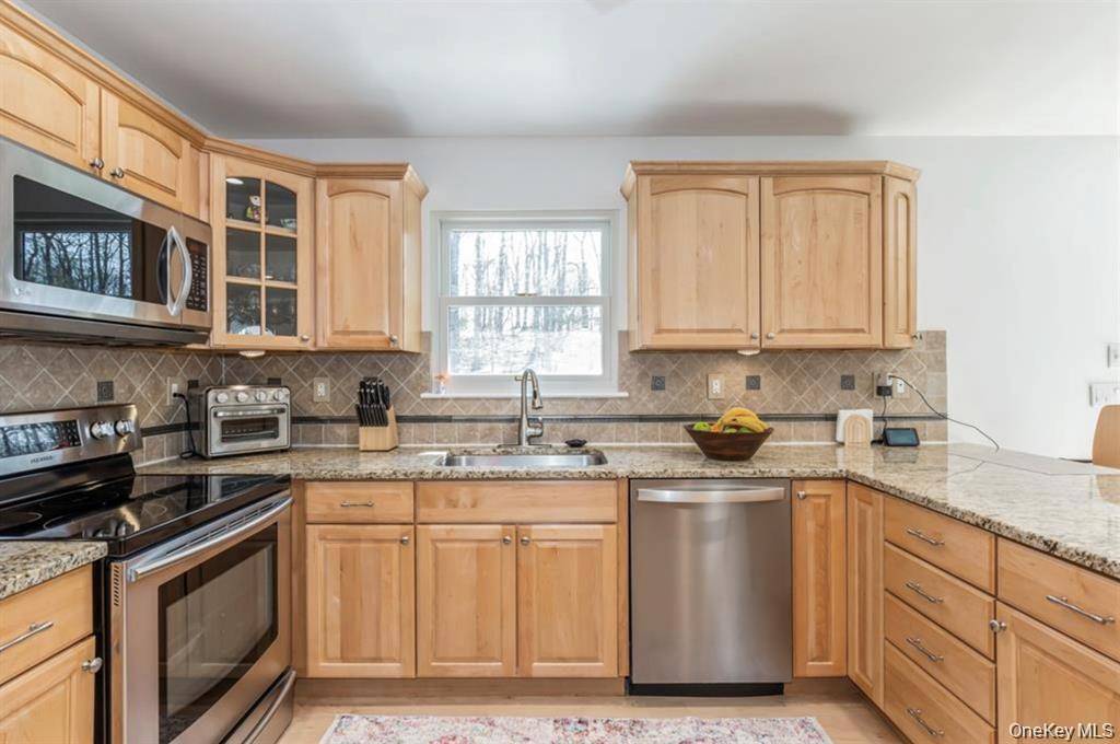 12 Midvale AVE, Port Jefferson Station, NY 11776