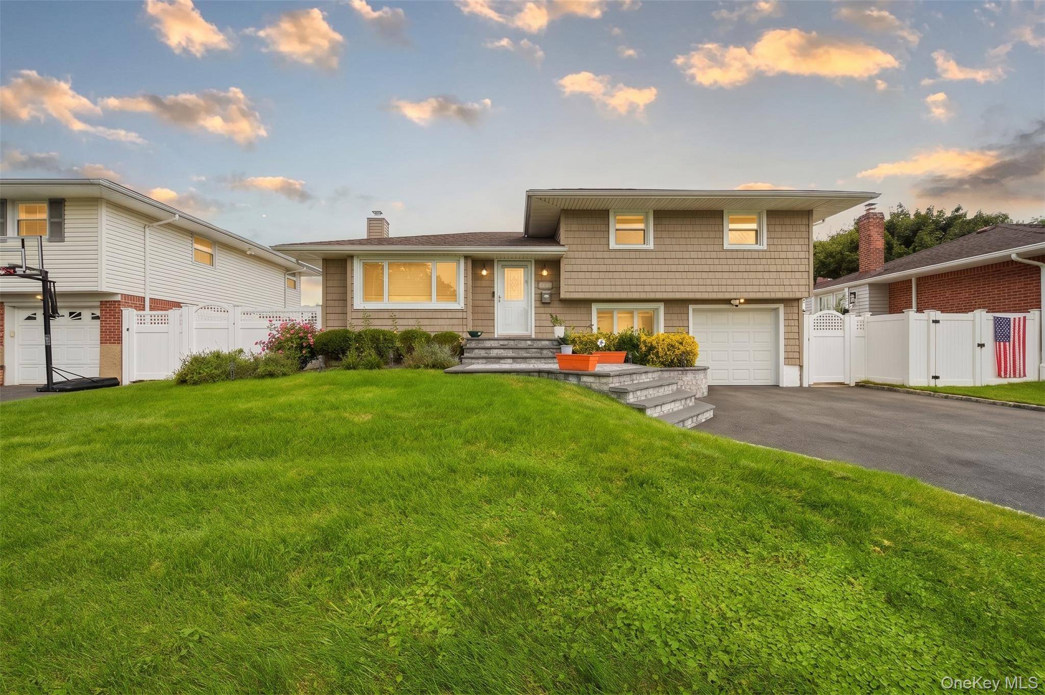 16 Spector LN, Plainview, NY 11803