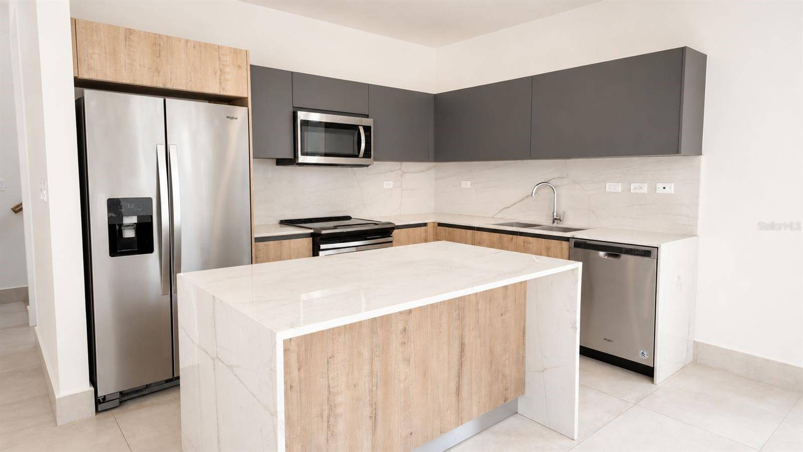URB RIVIERA COURT #40, Bayamon, PR 00959