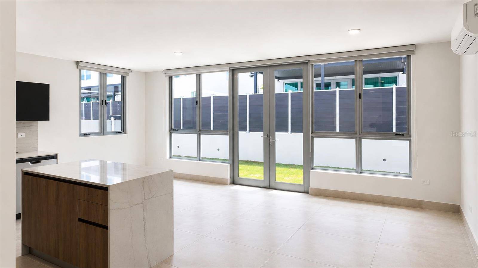 URB RIVIERA COURT #40, Bayamon, PR 00959
