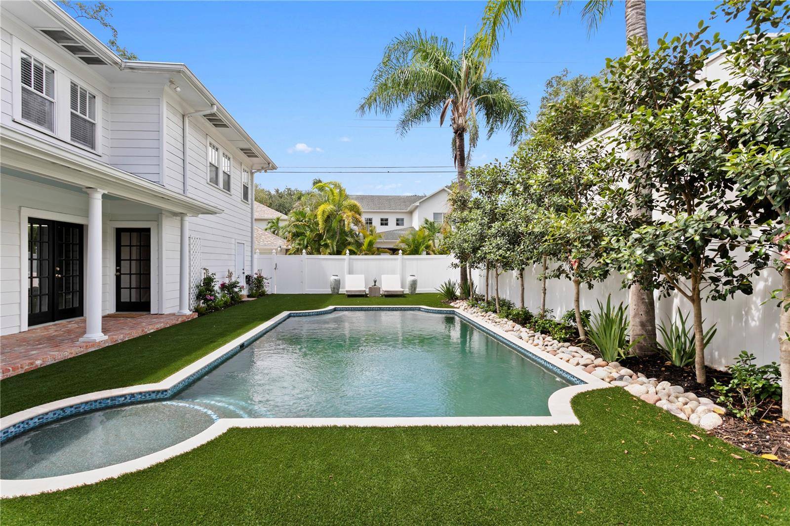 2523 W SUNSET DR, Tampa, FL 33629