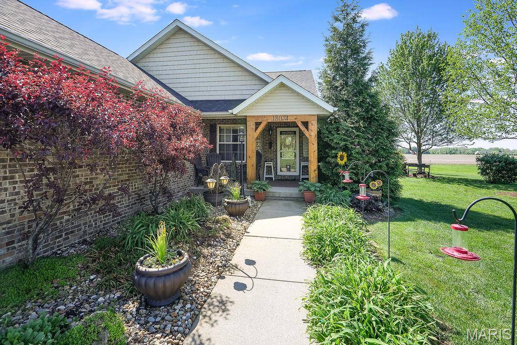 18074 W Oxford RD, Staunton, IL 62088