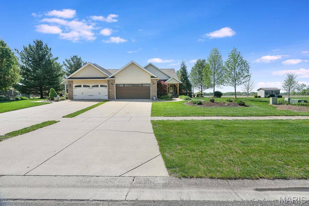 18074 W Oxford RD, Staunton, IL 62088