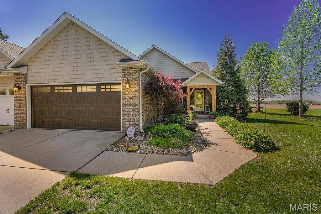 18074 W Oxford RD, Staunton, IL 62088