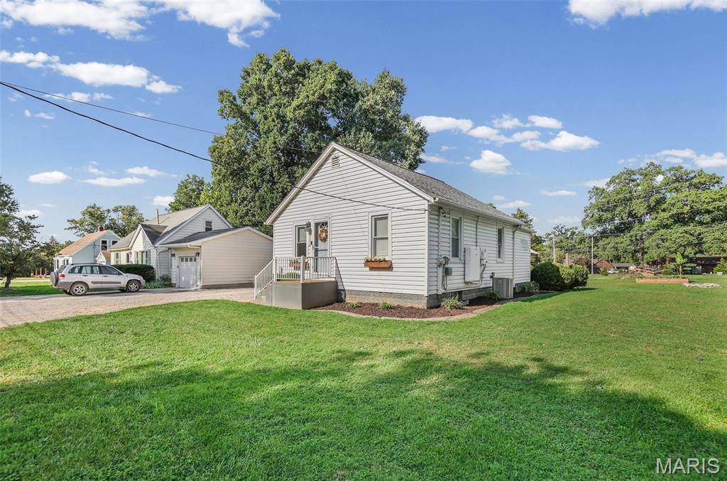 2808 Norwood LN, Godfrey, IL 62035