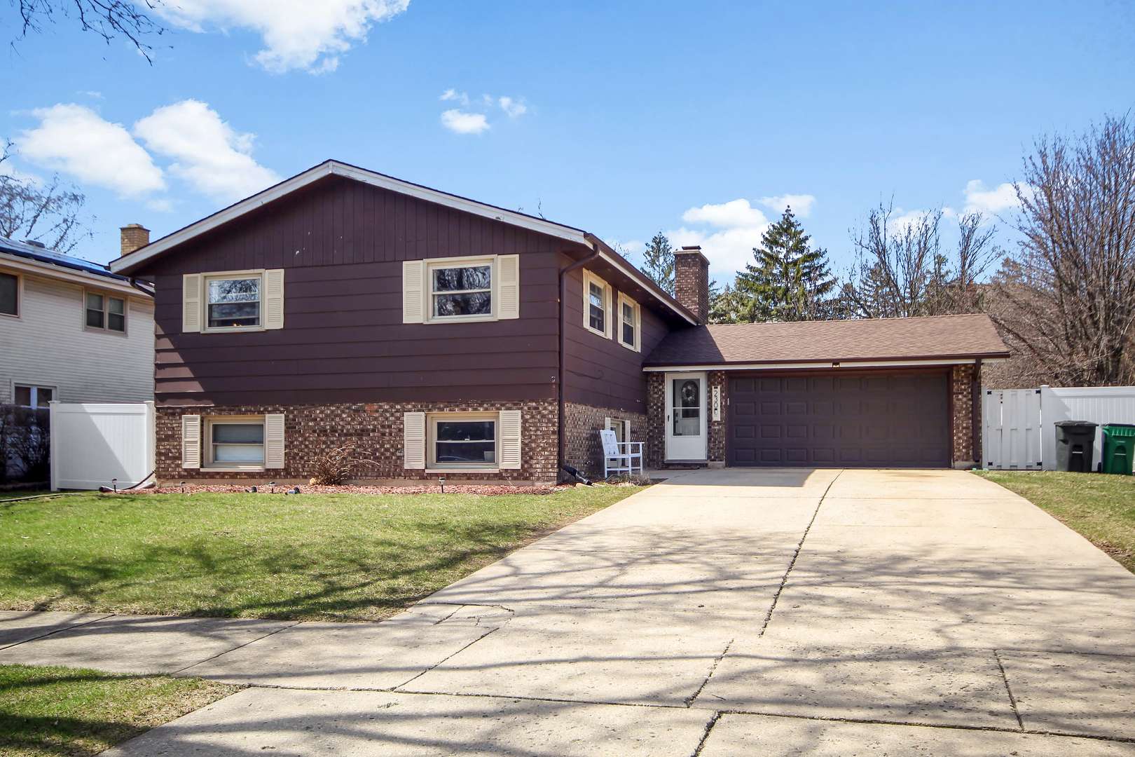 230 Millford LN, Bloomingdale, IL 60108