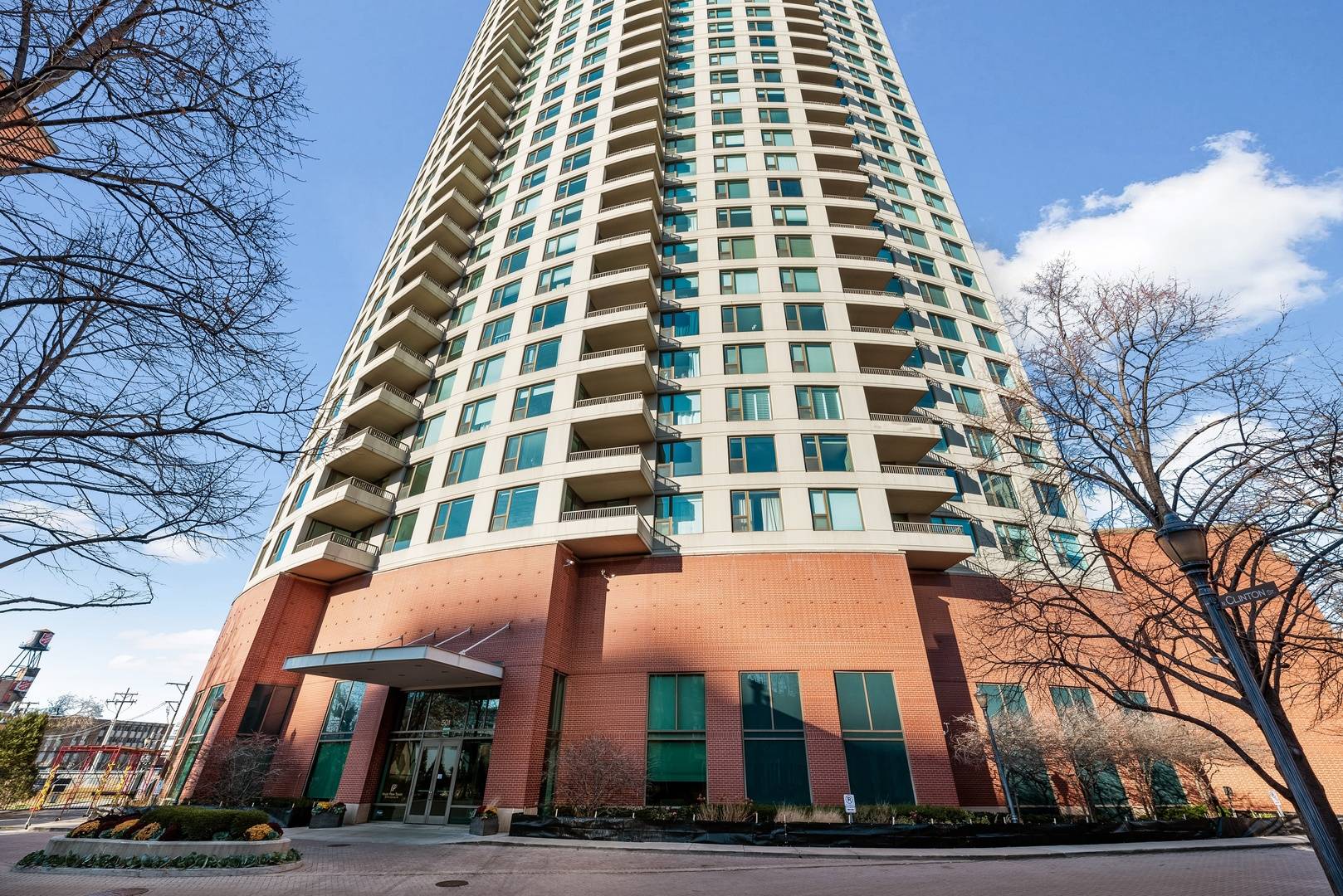 501 N Clinton ST #P-250, Chicago, IL 60654