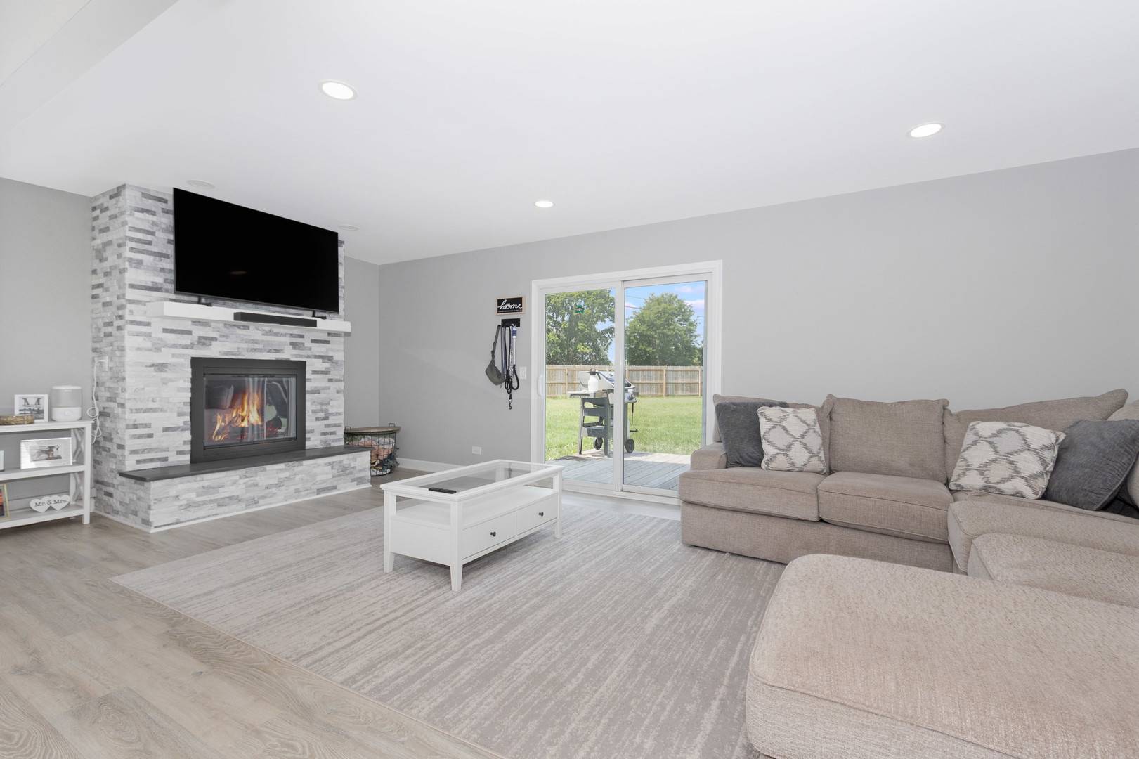 128 Farm Gate LN, Bolingbrook, IL 60440