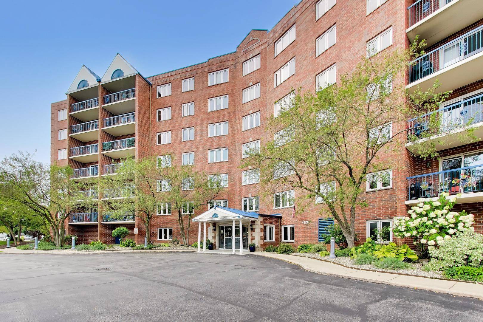 7120 N Milwaukee AVE #208, Niles, IL 60714