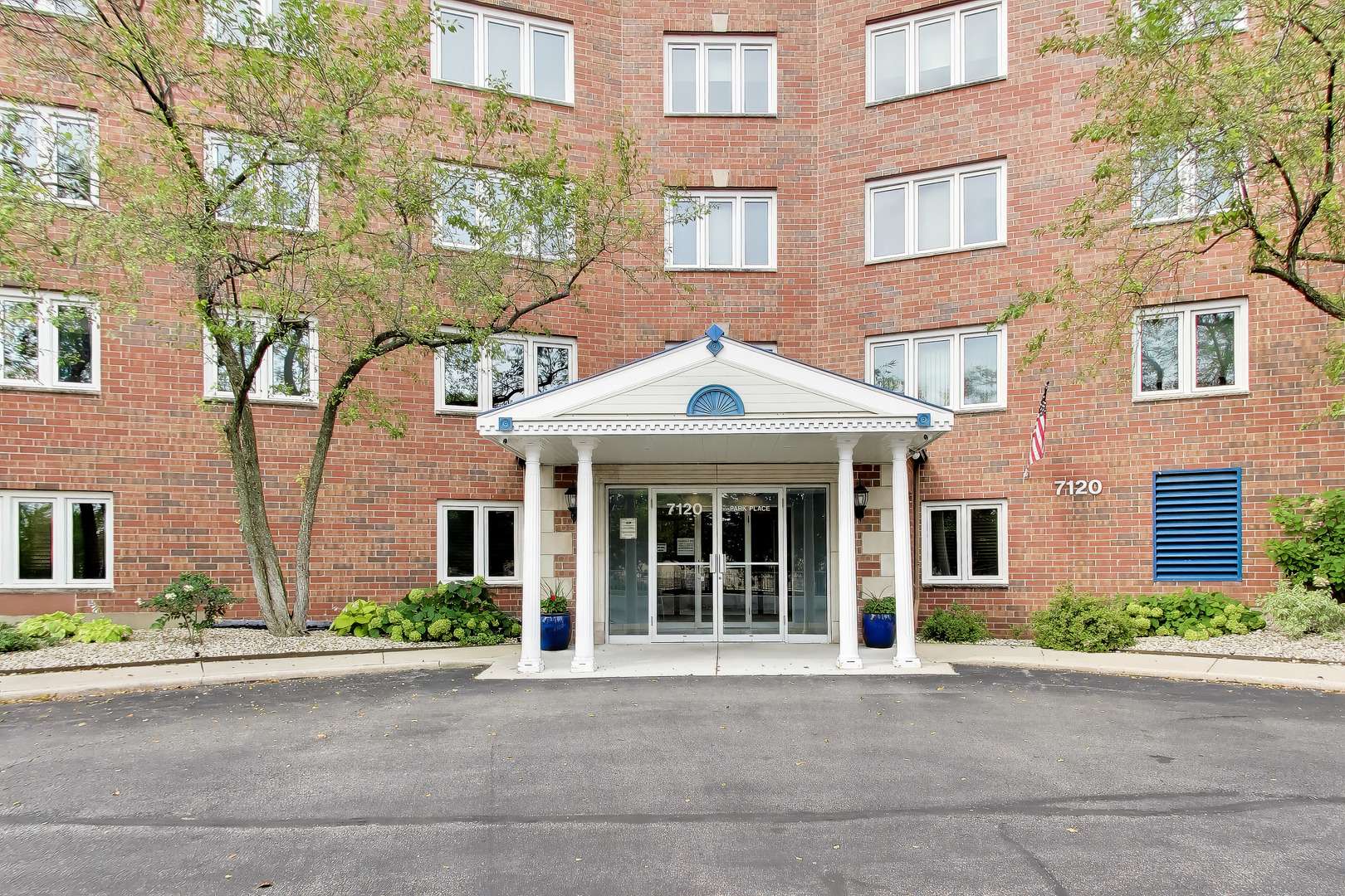 7120 N Milwaukee AVE #208, Niles, IL 60714