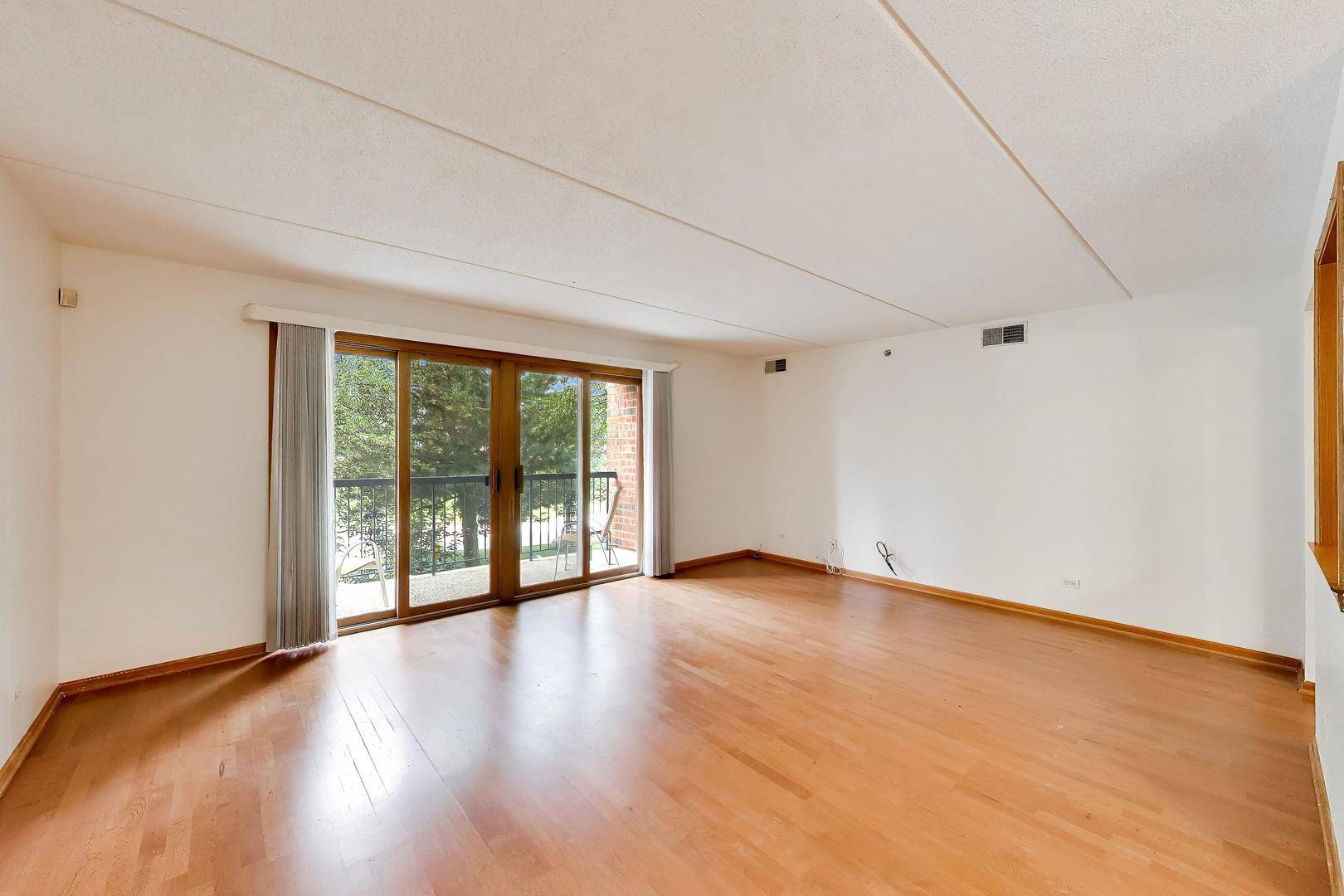 7120 N Milwaukee AVE #208, Niles, IL 60714