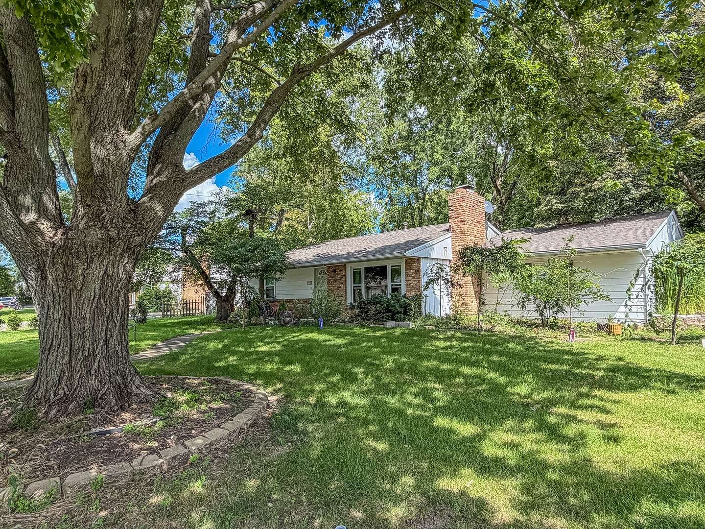 910 Maplepark DR, Champaign, IL 61821