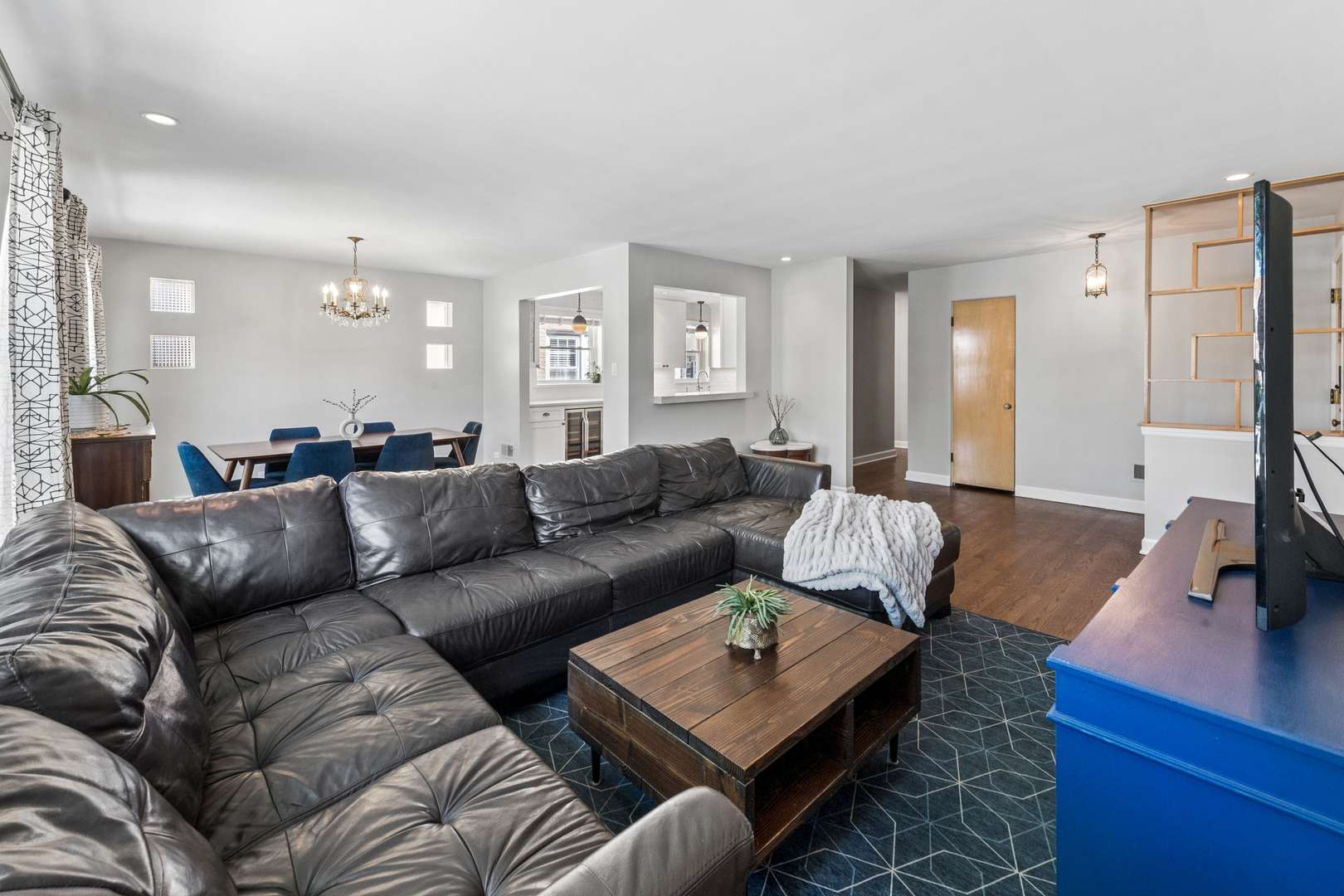 2551 W Balmoral AVE, Chicago, IL 60625