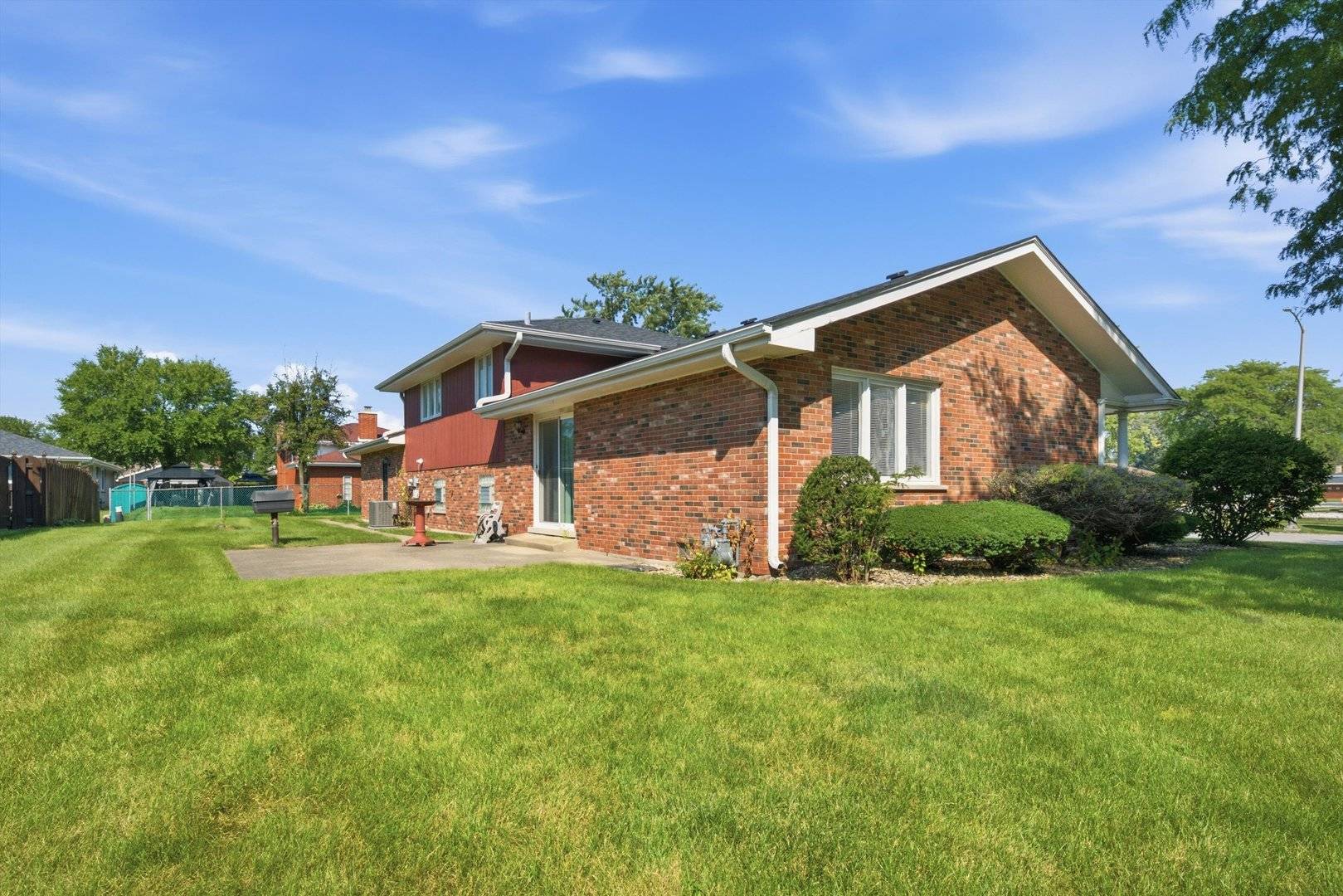 1103 E 166th PL, South Holland, IL 60473