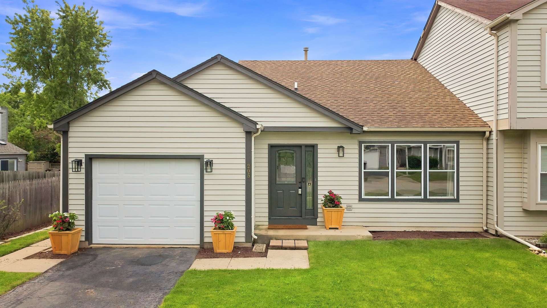 205 Chaparral CIR, Elgin, IL 60120