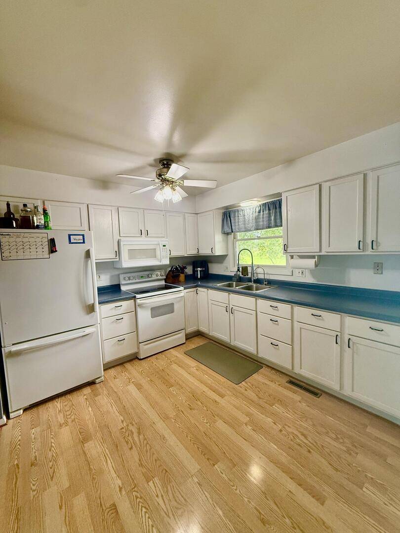 302 S 6th ST, Kirkland, IL 60146