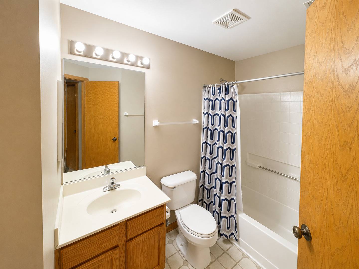 647 Jonathan DR, Round Lake, IL 60073