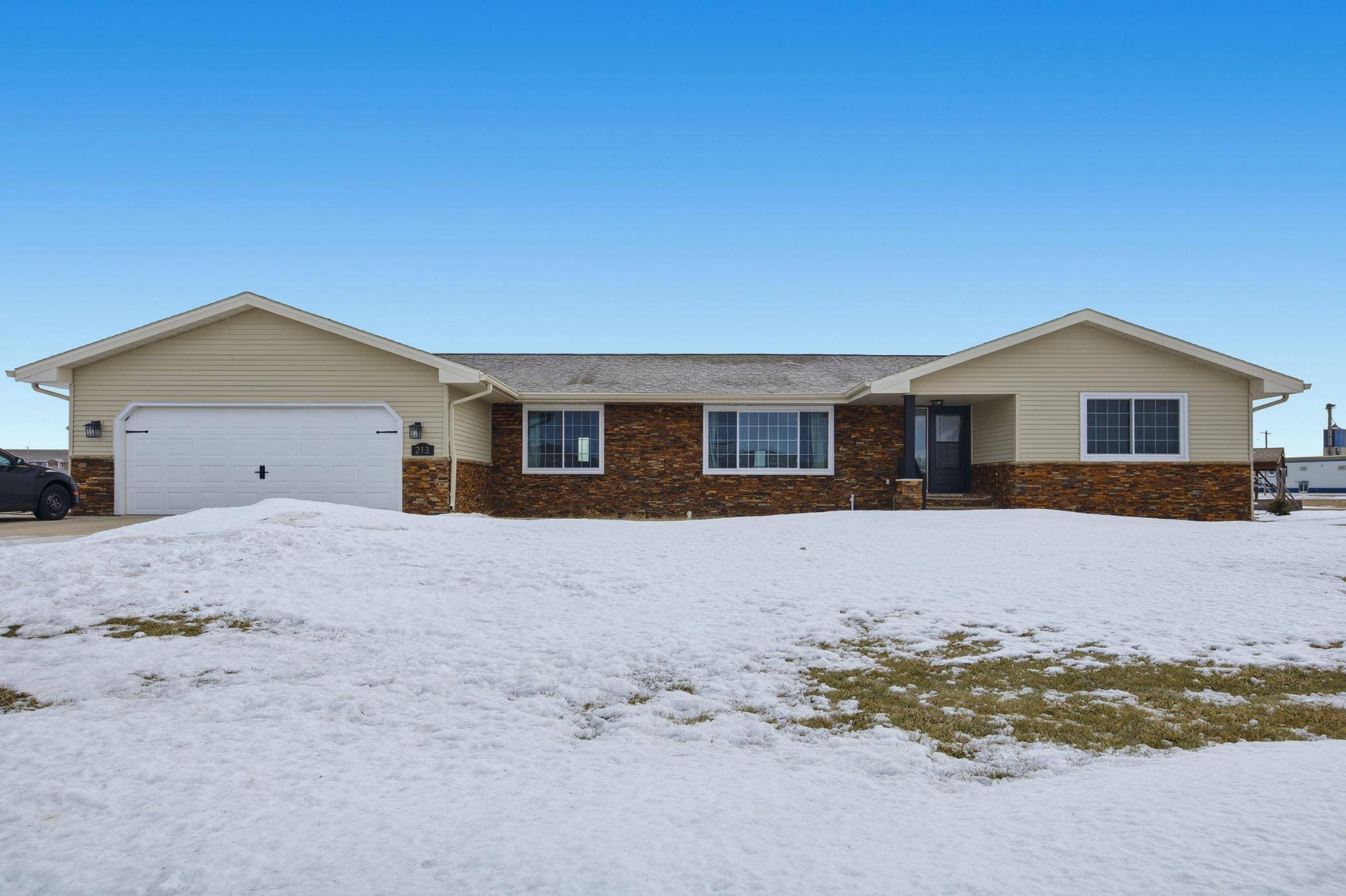 213 5th ST NW, Gwinner, ND 58040