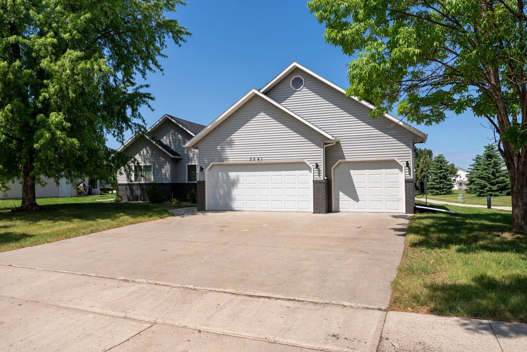2541 S 26th AVE S, Fargo, ND 58103