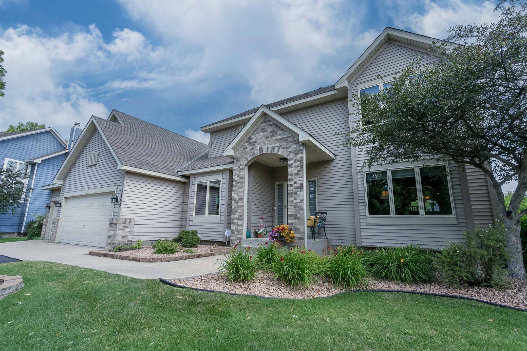 3895 Arlington DR, Woodbury, MN 55129
