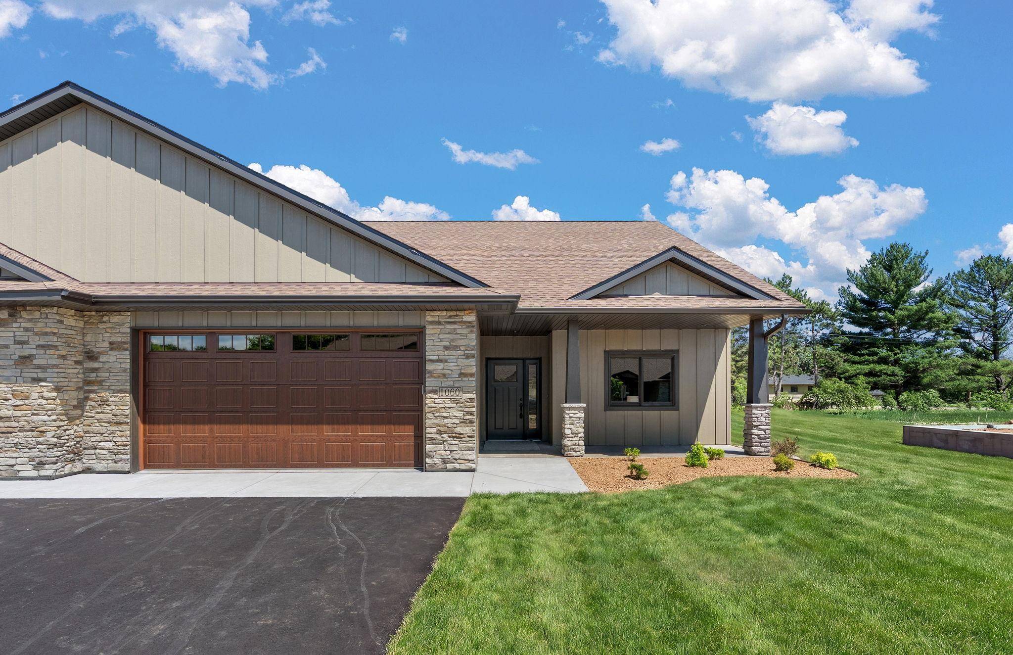 1060 Legend LN, River Falls, WI 54022