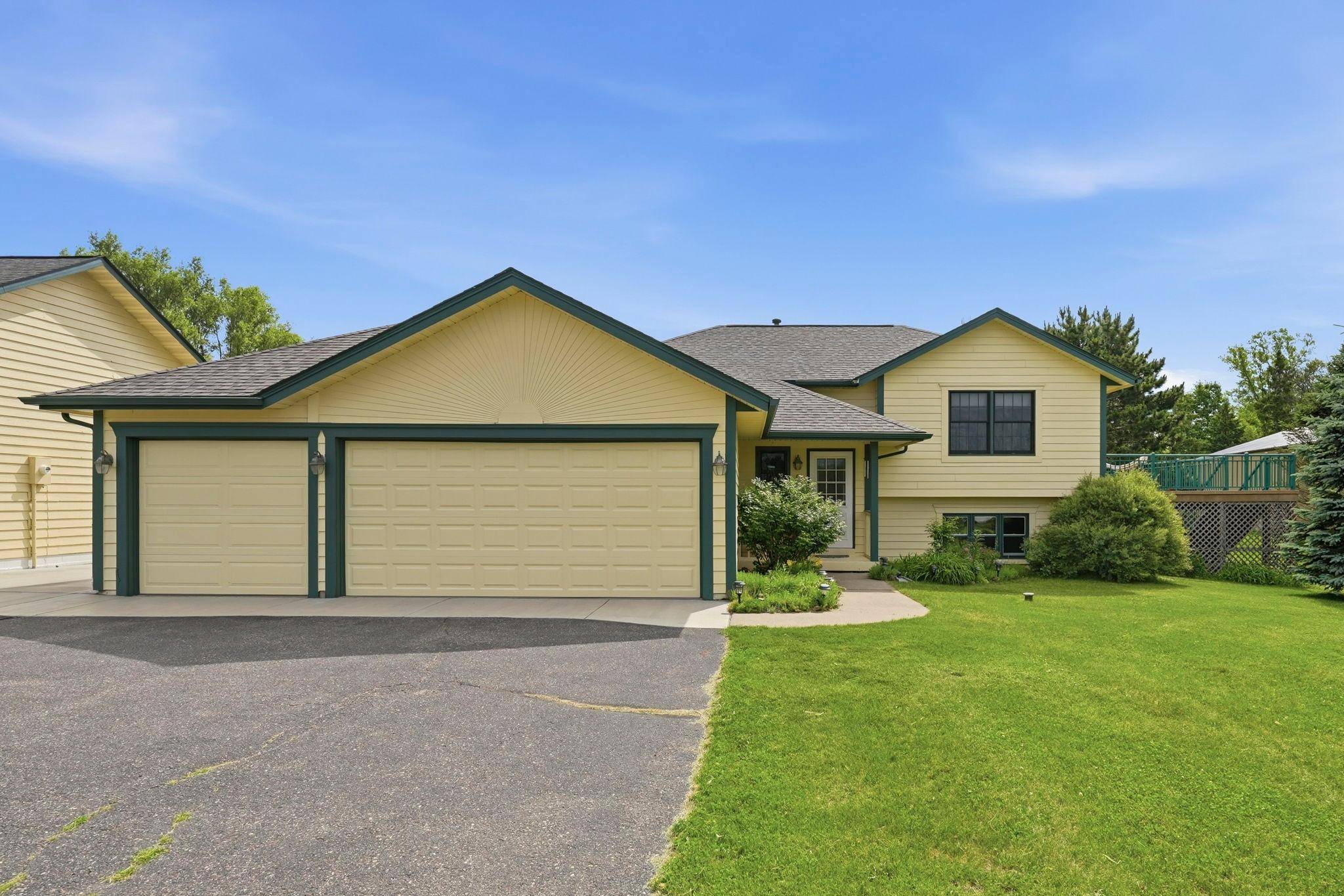 483 Prairie LN, Hudson, WI 54016