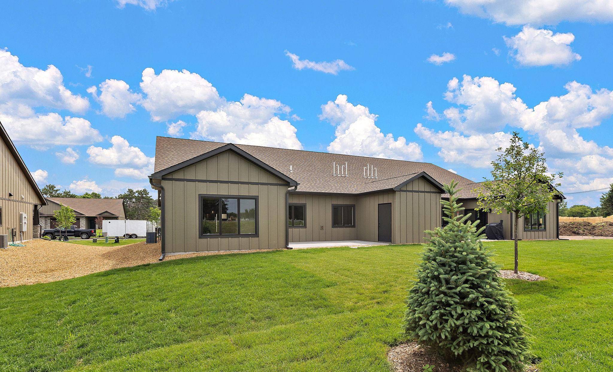 1043 Legend LN, River Falls, WI 54022