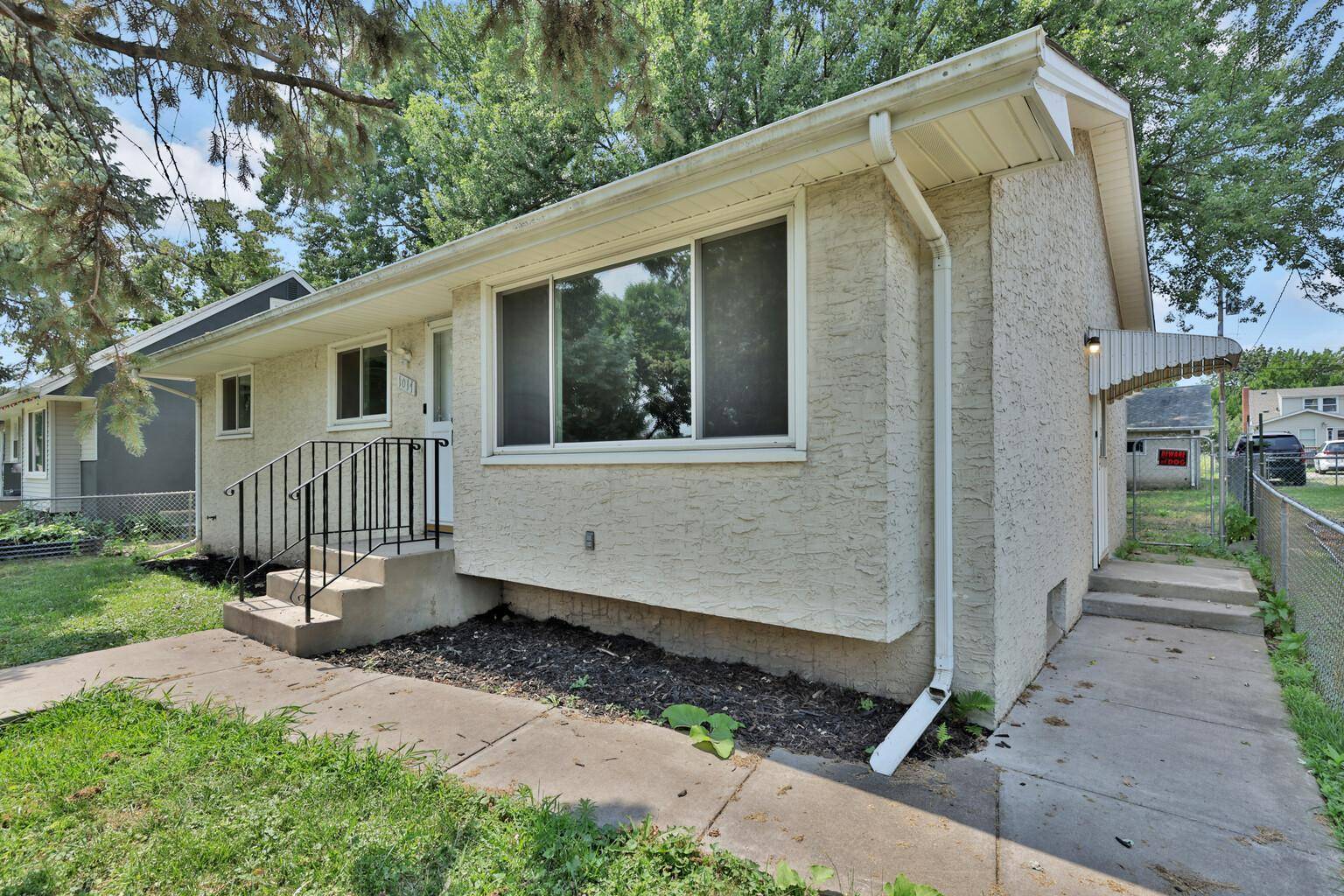 1017 Livingston AVE, West Saint Paul, MN 55118