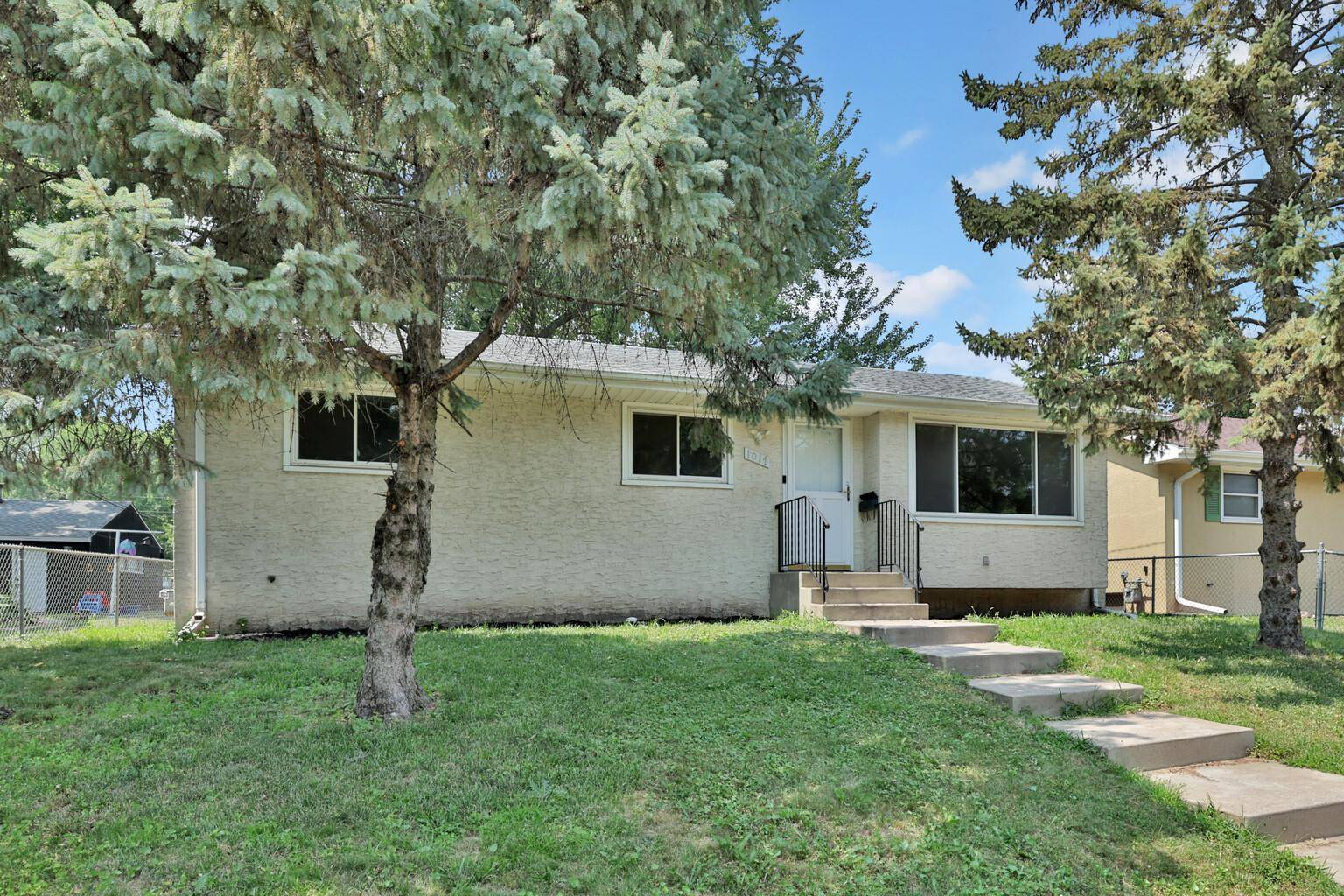 1017 Livingston AVE, West Saint Paul, MN 55118