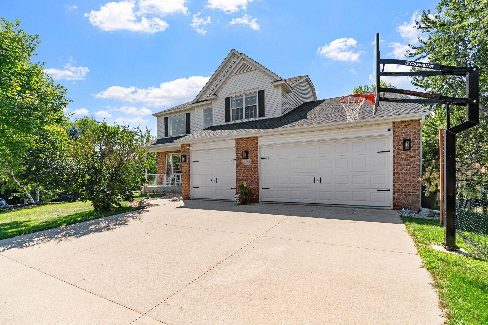 2051 Highgate CIR, Chanhassen, MN 55317