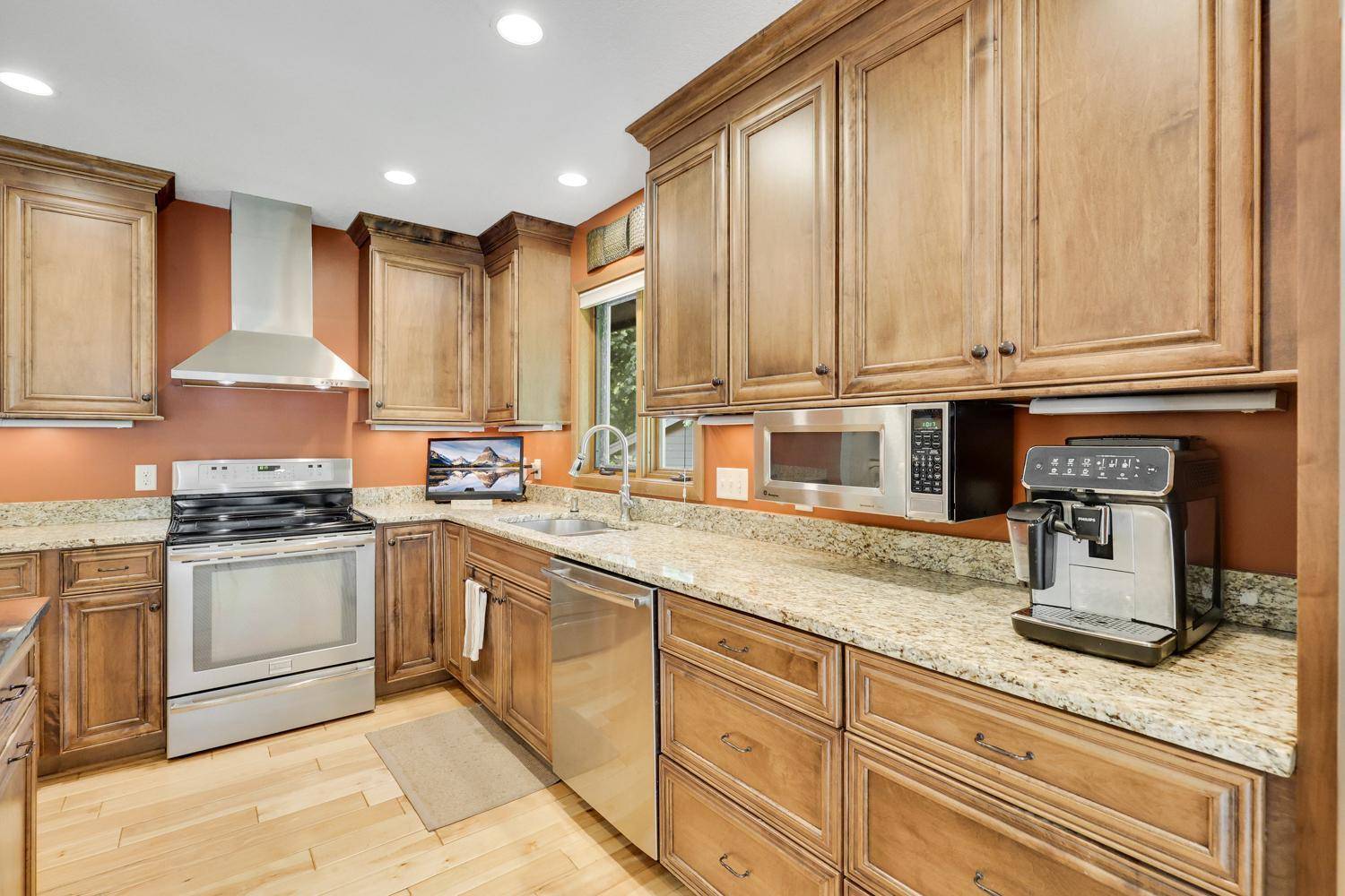 10234 Nottingham TRL, Eden Prairie, MN 55347