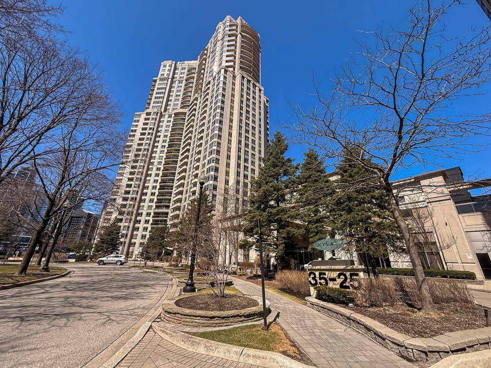 35 Kingsbridge Garden CIR #2706, Mississauga, ON L5R 3Z3