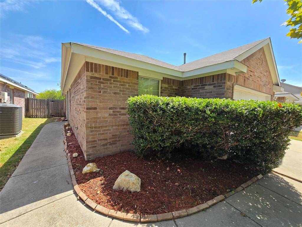 8928 Sunny Hollow Drive, Fort Worth, TX 76179