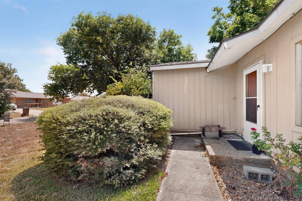 2225 Mayfair Street, Ennis, TX 75119