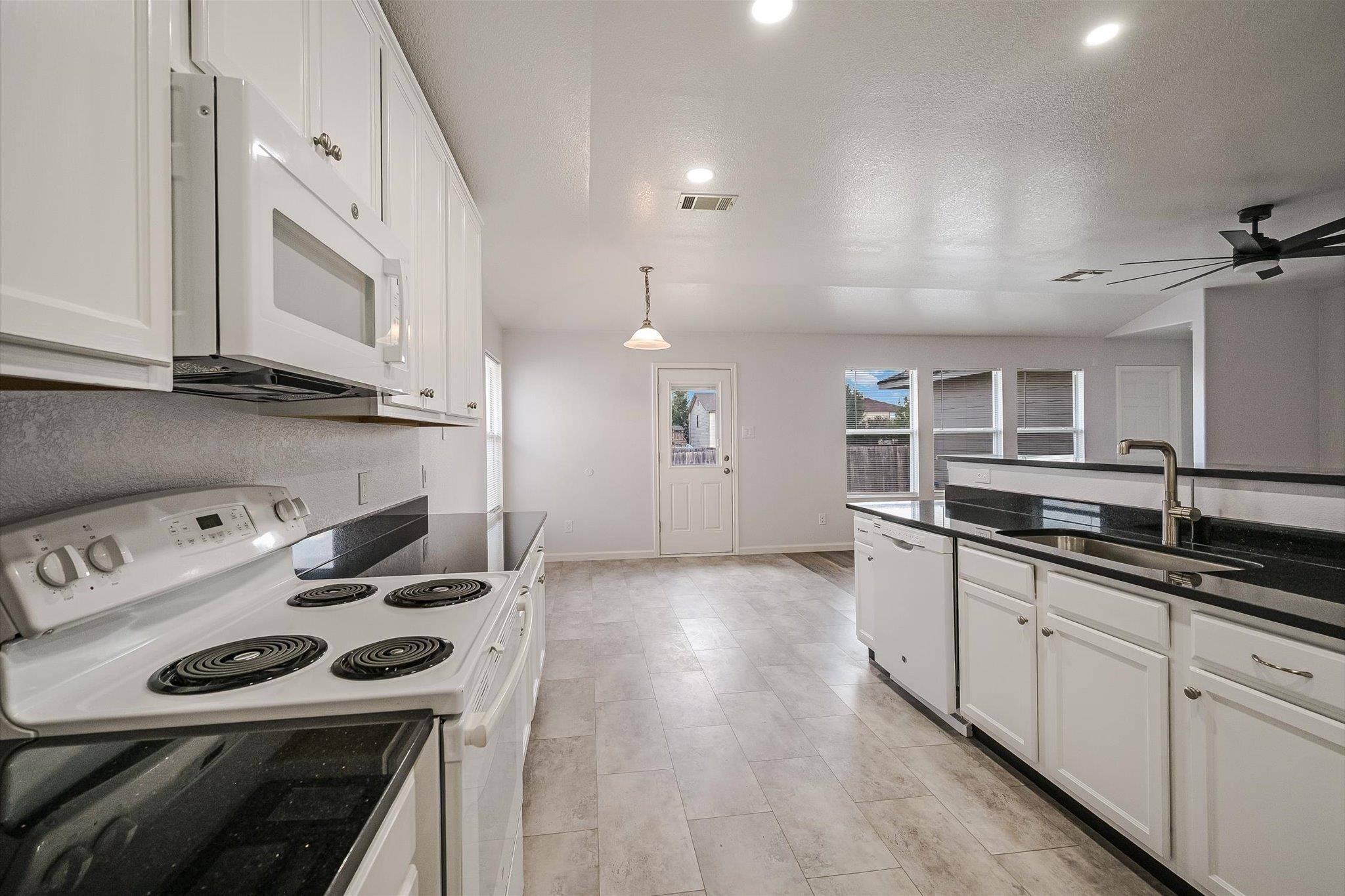 401 Bandara Woods BLVD, Elgin, TX 78621